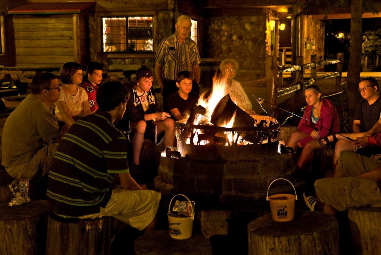 Log Cabins At Meadowbrook Resort Wisconsin Dells Exterior photo