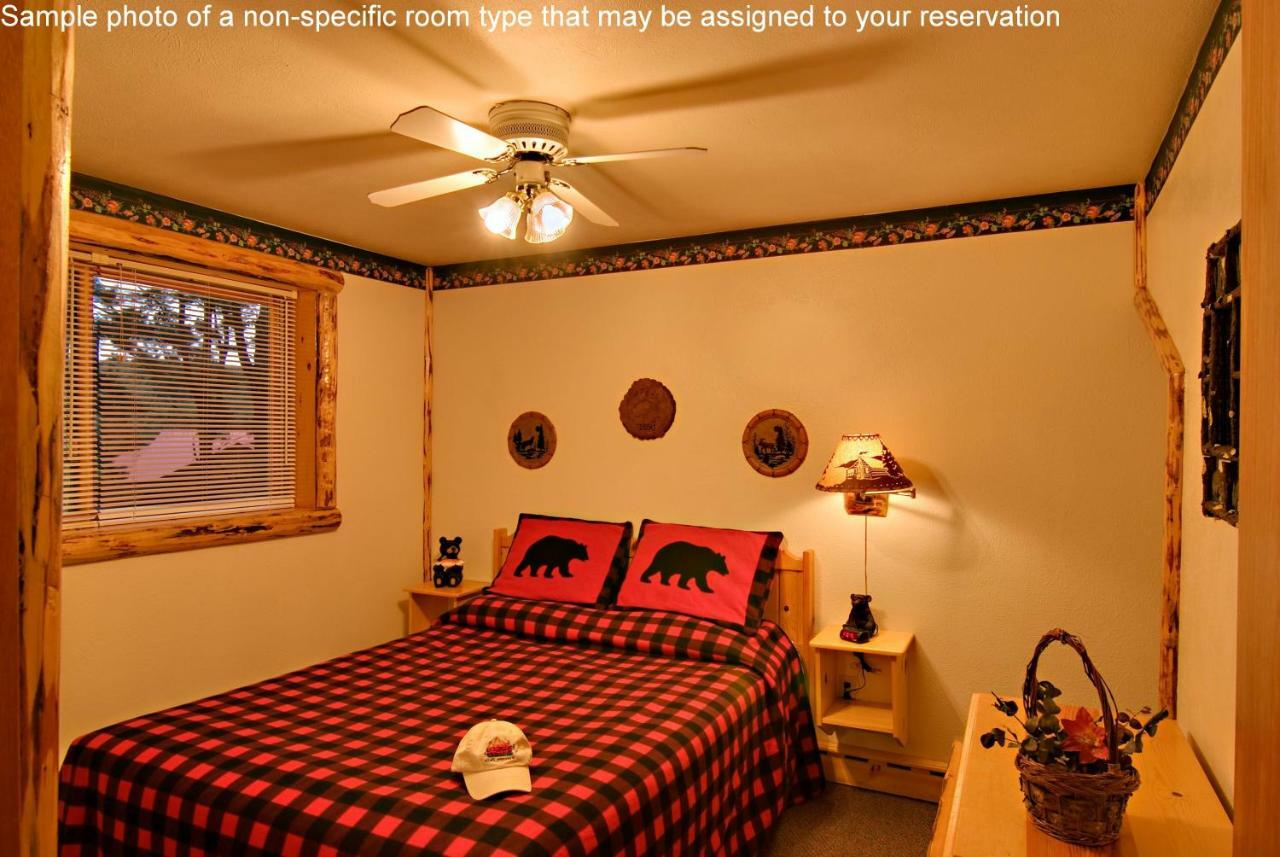 Log Cabins At Meadowbrook Resort Wisconsin Dells Exterior photo